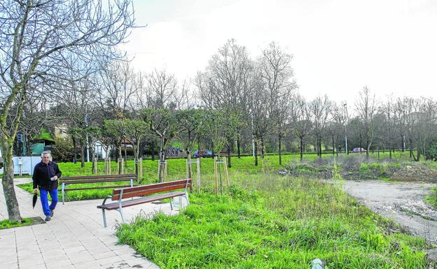 En el parque de Miravalles crece la hierba y la maleza desde que se paró la obra en marzo.