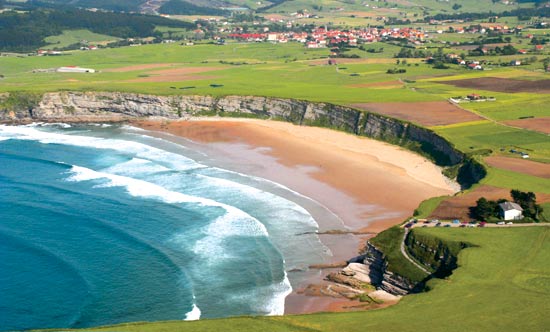 Vistas aérea de la playa de Langre.