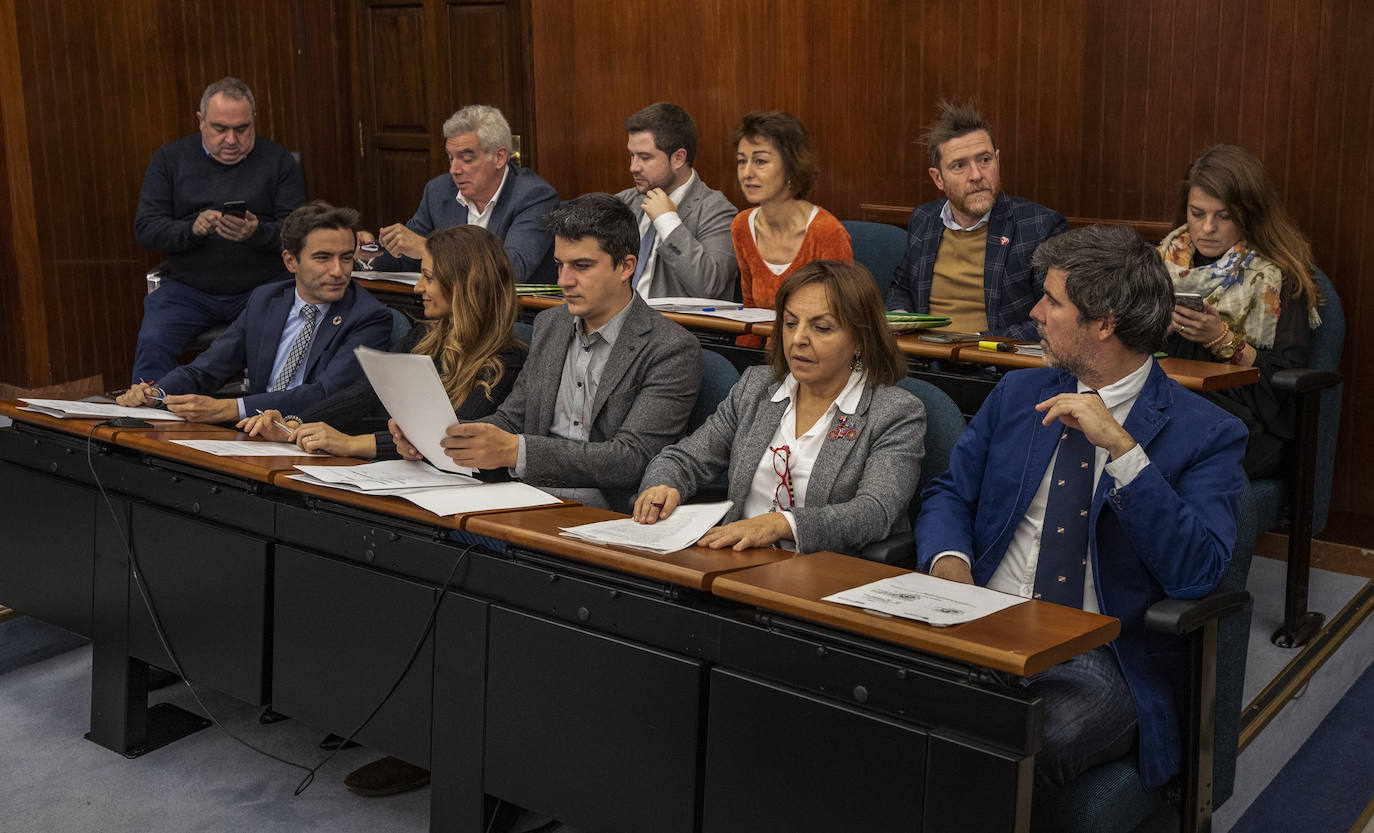 Los grupos socialista y regionalista en el Pleno de esta mañana. 