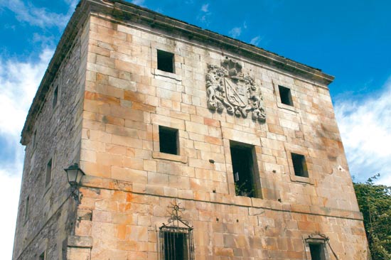 Imagen principal - Torre de Rigada, en Anero. Palacio de Movellán, en Hoz de Anero. Santo Desierto de San José de Rigada. Santo Desierto de San José de Rigada.