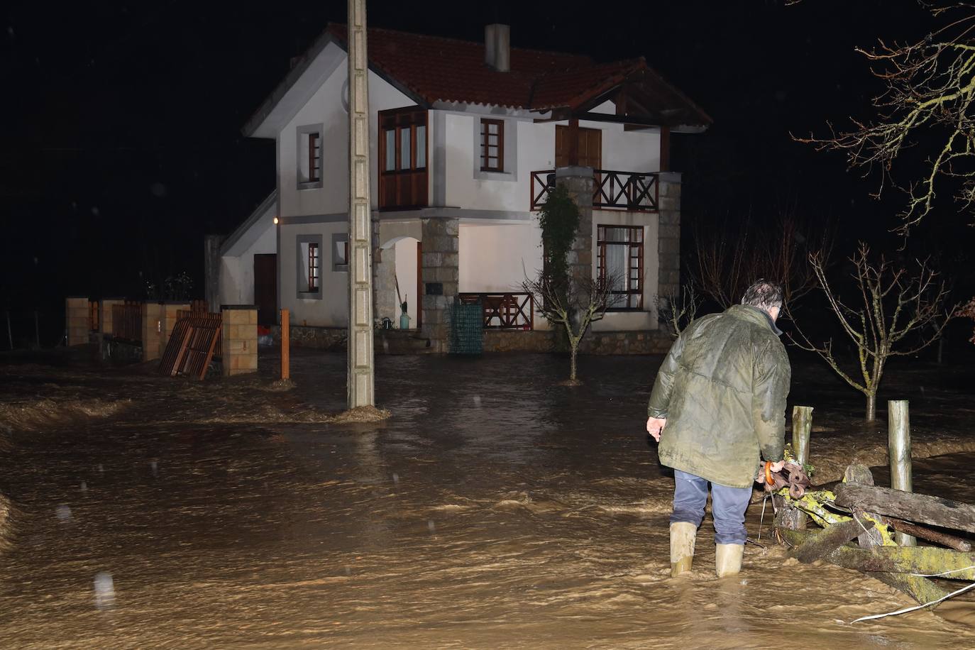 Anoche se han desbordado el río Frío y el río Quiviesa, cuyas aguas torrenciales han pasado a toda velocidad por el pueblo de La Vega.