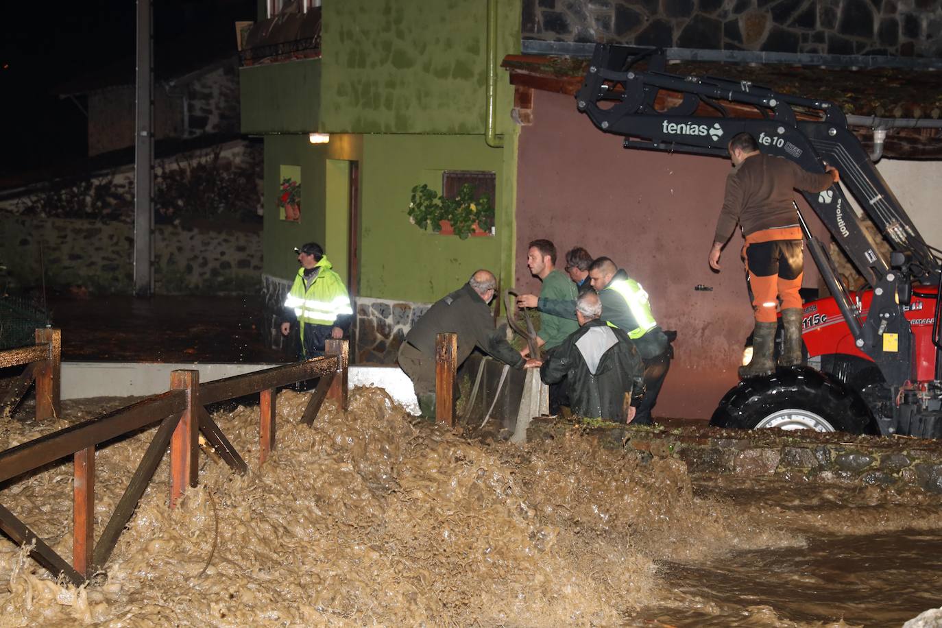 Anoche se han desbordado el río Frío y el río Quiviesa, cuyas aguas torrenciales han pasado a toda velocidad por el pueblo de La Vega.