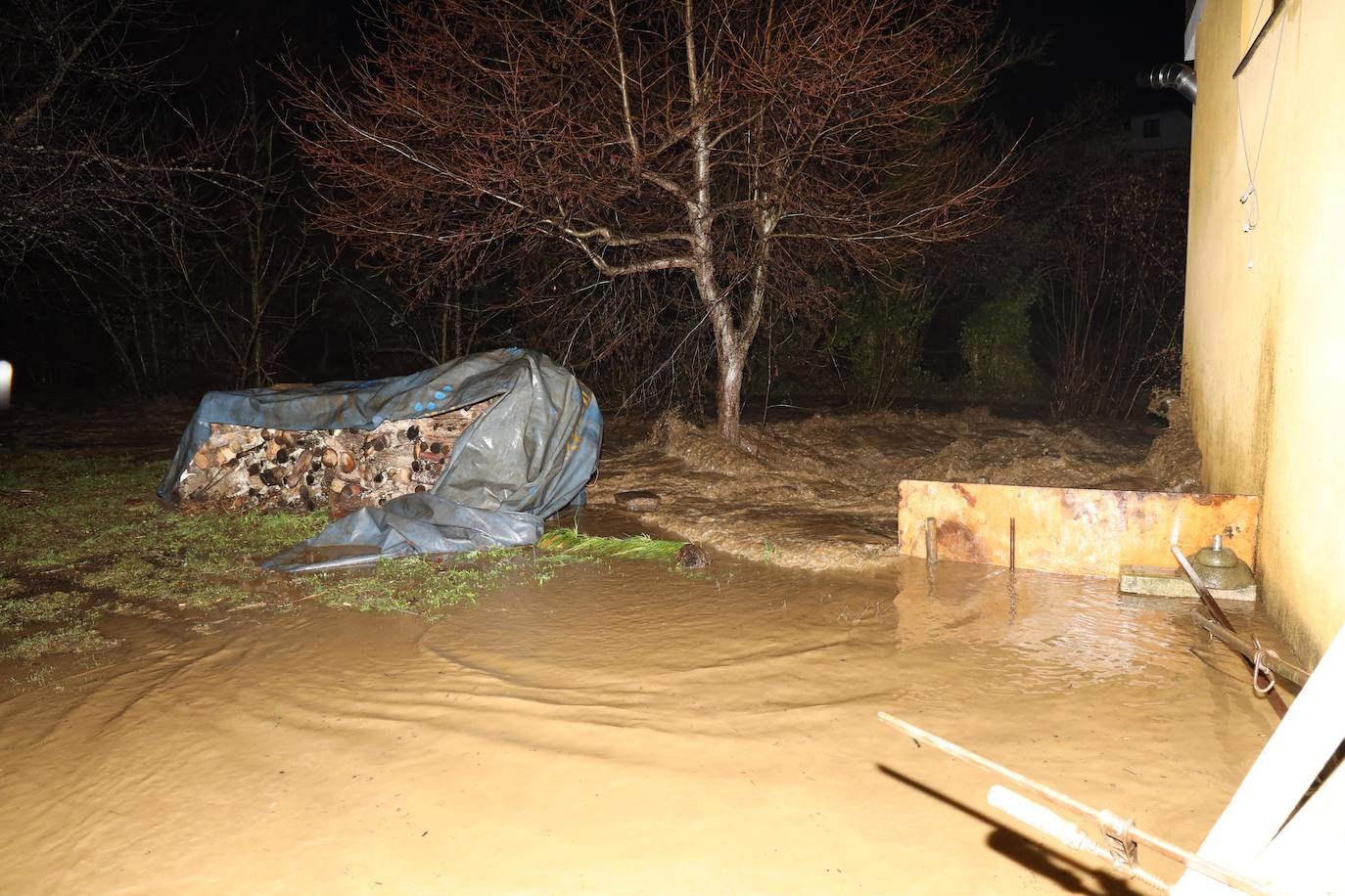 Anoche se han desbordado el río Frío y el río Quiviesa, cuyas aguas torrenciales han pasado a toda velocidad por el pueblo de La Vega.