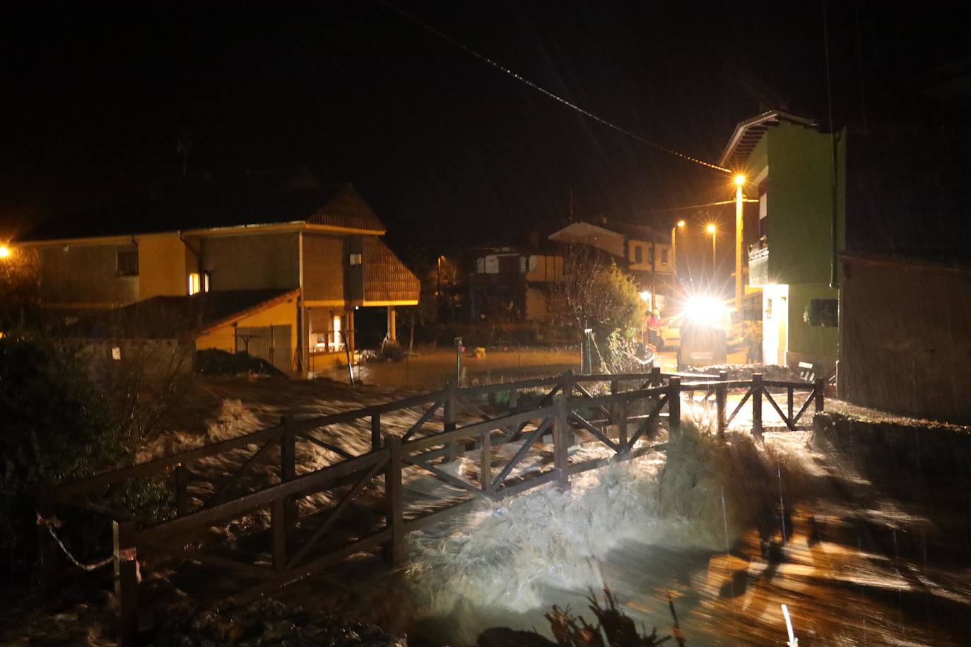 Anoche se han desbordado el río Frío y el río Quiviesa, cuyas aguas torrenciales han pasado a toda velocidad por el pueblo de La Vega.