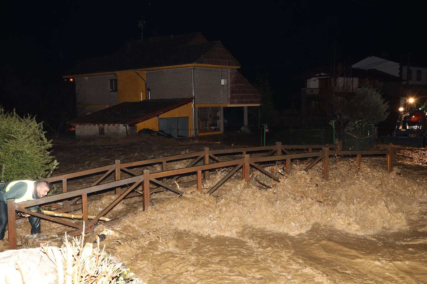 Anoche se han desbordado el río Frío y el río Quiviesa, cuyas aguas torrenciales han pasado a toda velocidad por el pueblo de La Vega.