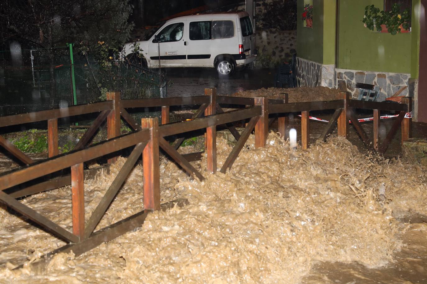 Anoche se han desbordado el río Frío y el río Quiviesa, cuyas aguas torrenciales han pasado a toda velocidad por el pueblo de La Vega.