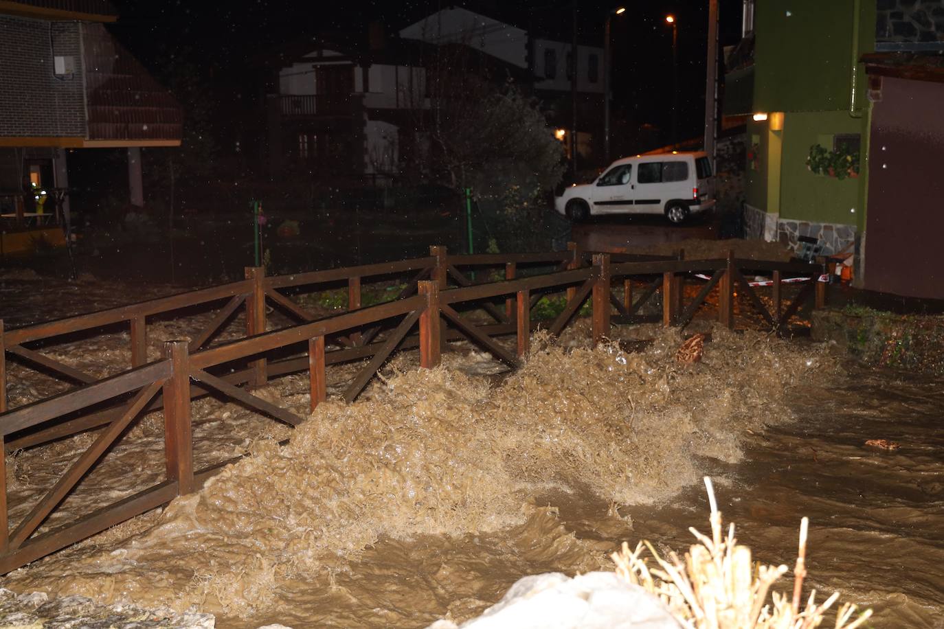 Anoche se han desbordado el río Frío y el río Quiviesa, cuyas aguas torrenciales han pasado a toda velocidad por el pueblo de La Vega.