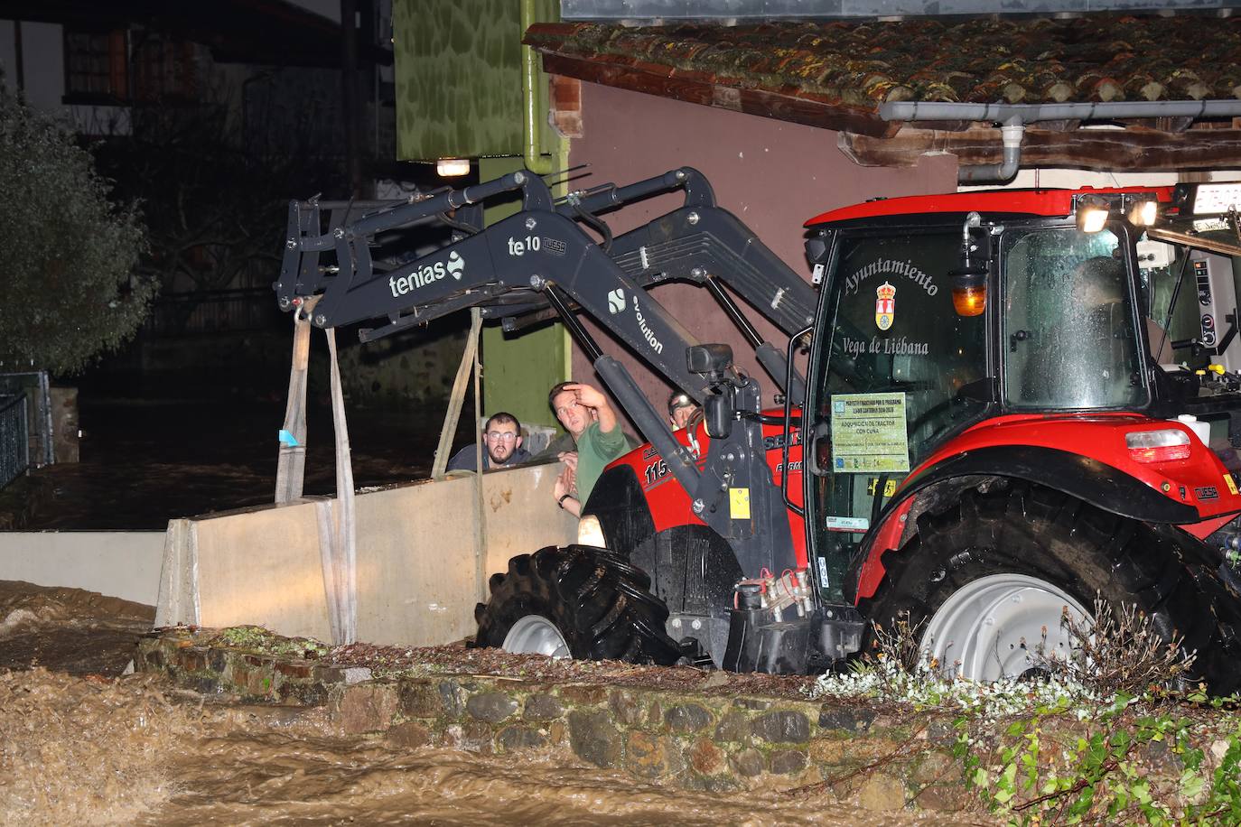 Anoche se han desbordado el río Frío y el río Quiviesa, cuyas aguas torrenciales han pasado a toda velocidad por el pueblo de La Vega.