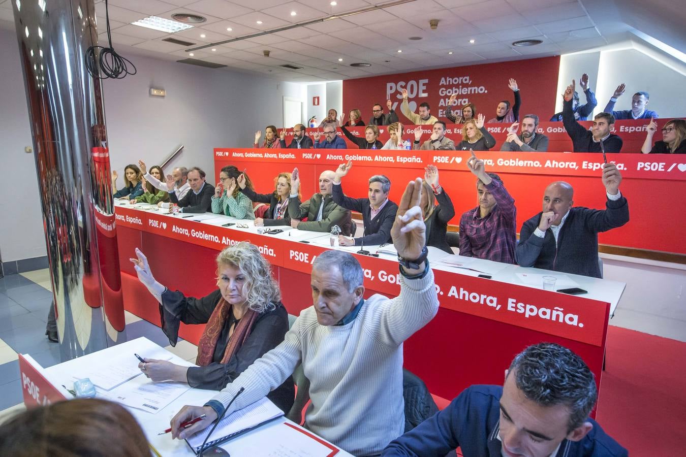 No ha habido que esperar al casi siempre polémico turno de ruegos y preguntas que se espera que se alargue hasta la tarde -hay pedidos 28 turnos de palabra- porque el secretario general de la formación, Pablo Zuloaga, ha entrado de lleno en casi todos los asuntos candentes 