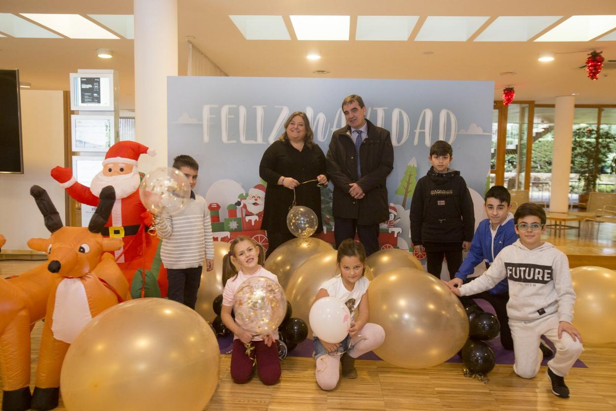 La concejala Lorena Gutiérrez y el director general de El Diario, Ignacio Pérez, junto a unos niños, en la inauguración de Santander Park. 