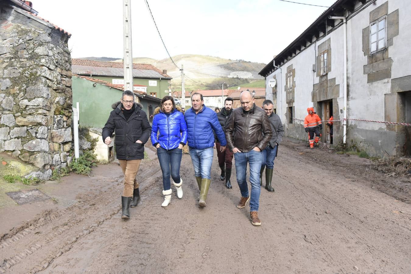 Un centenar de operario y voluntarios se afana por recuperar la normalidad en las zonas afectadas por las riadas, mientras los vecinos hacen balances de daños entre la impotencia y la tristeza