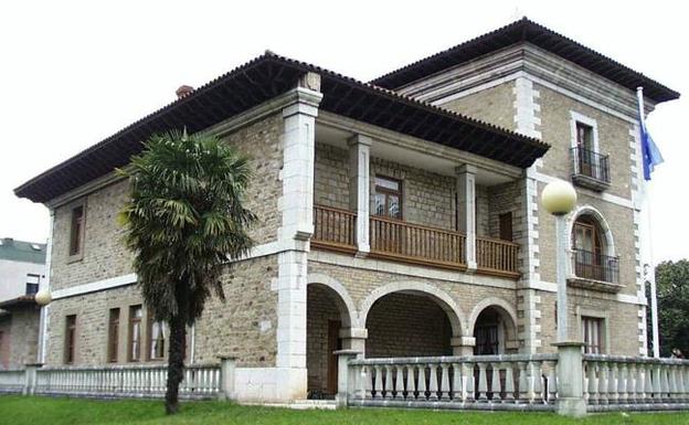 El Ayuntamiento de Los Corrales de Buelna. 