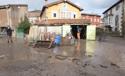 Imagen de la plaza de Cañeda, completamente embarrada, en la mañana del sábado.