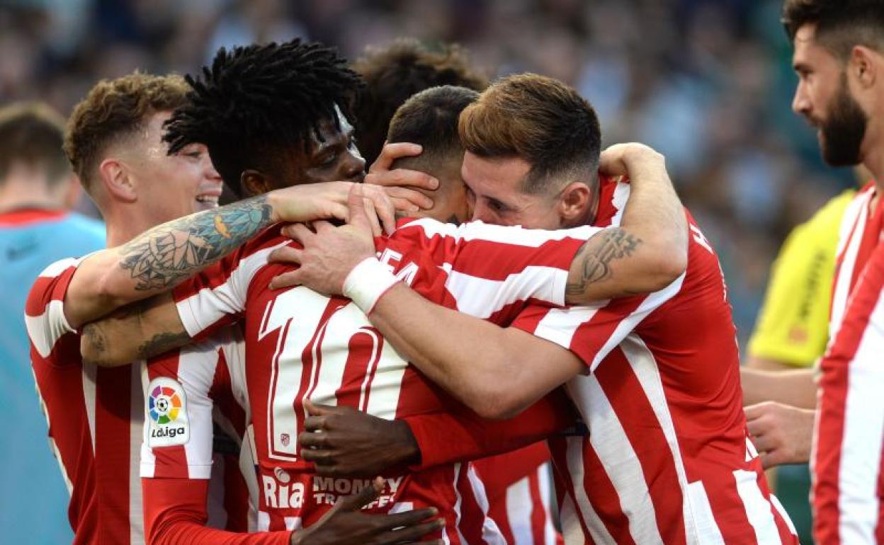 Los jugadores del Atlético celebran con Correa su gol al Betis. 