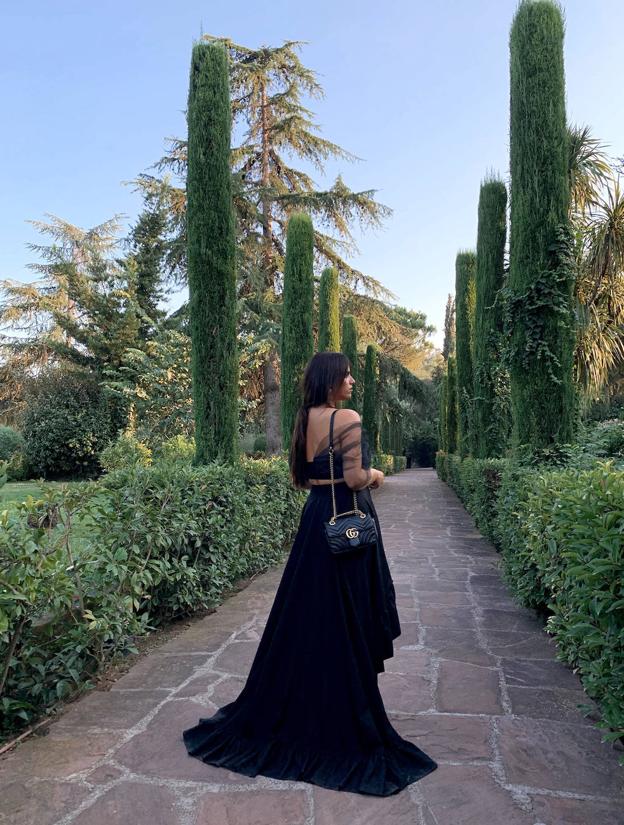 La 'influencer' cántabra Carolina Brunelli, perfecta en un 'total look' negro.