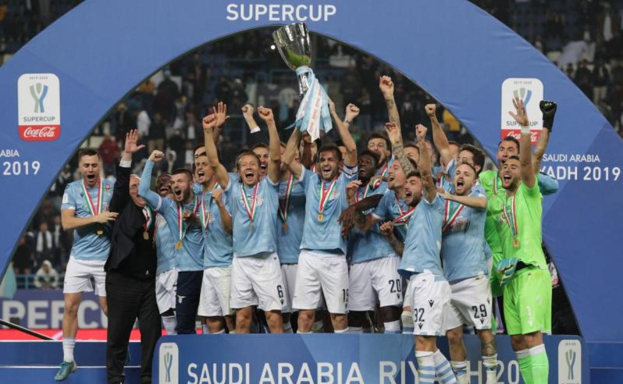 Los jugadores de la Lazio celebran la Supercopa conquistada en Riad. 