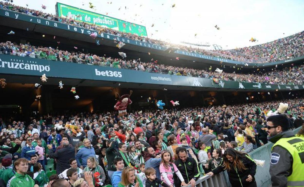 se han lanzado alrededor de16.000 peluches en el Benito Villamarín