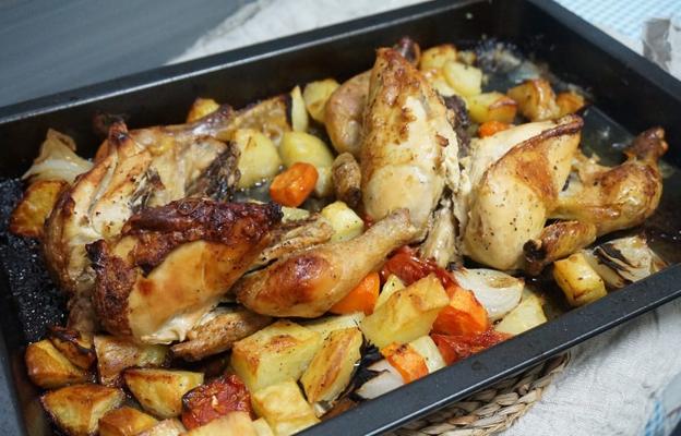 El pollo al horno con patatas, otro básico de menú.