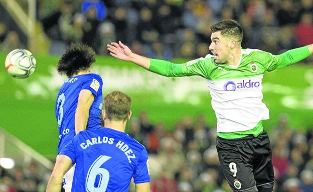 Jon Ander, en plena jugada frente al Oviedo.El vitoriano salió en el segundo tiempo.