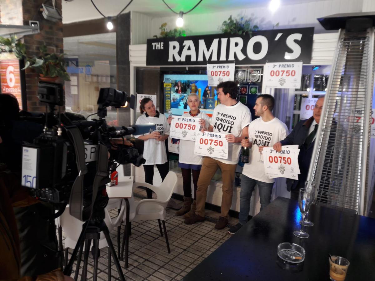 El Bar Ramiro's de Suances donde se han vendido décimos del tercer premio.