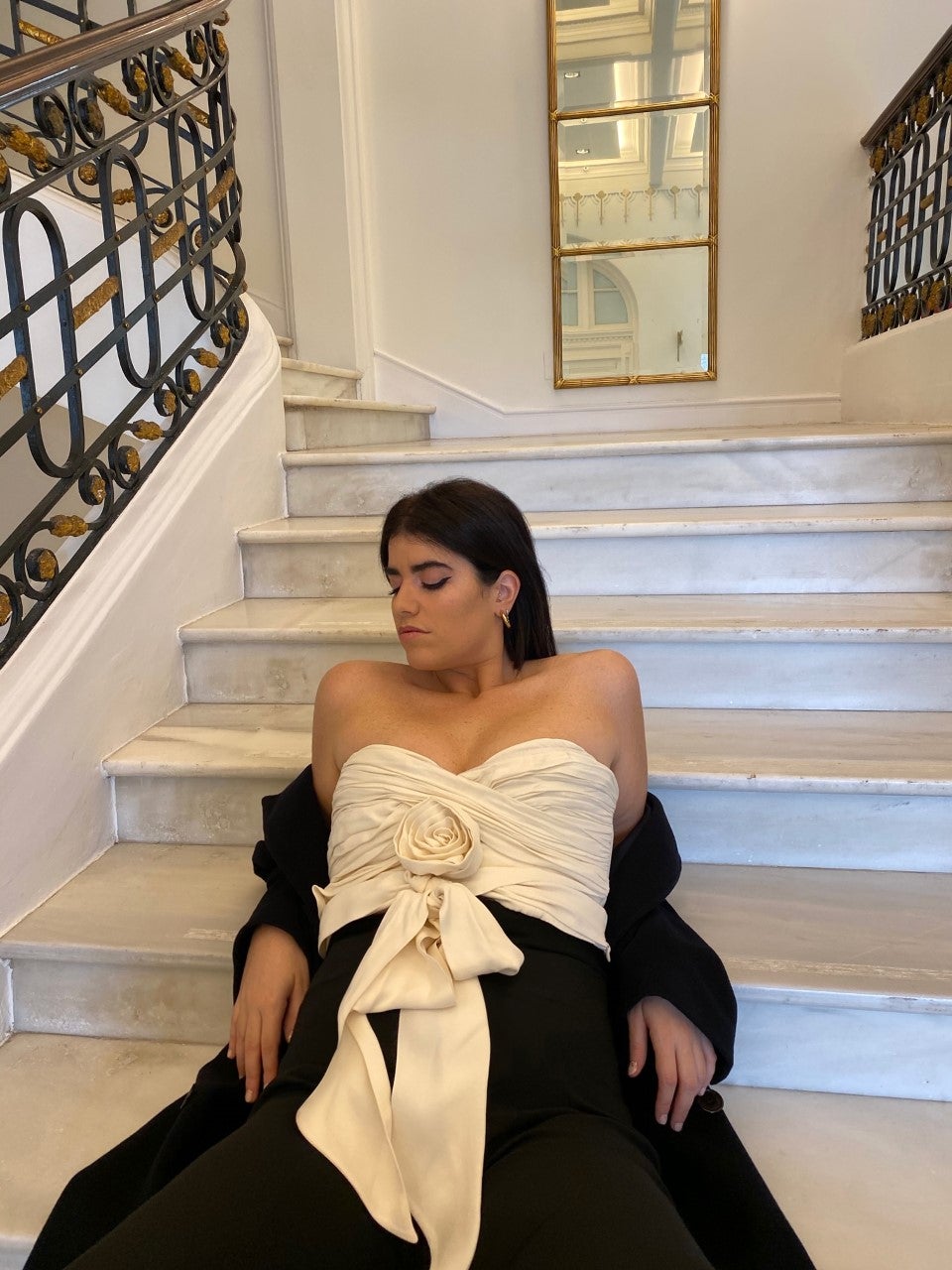 Los 'influencers' cántabros Carolina Brunelli, Laura González Quintana y Adrián Oslé posan en el Hotel Real con looks para vivir unas fiestas de lo más elegantes.