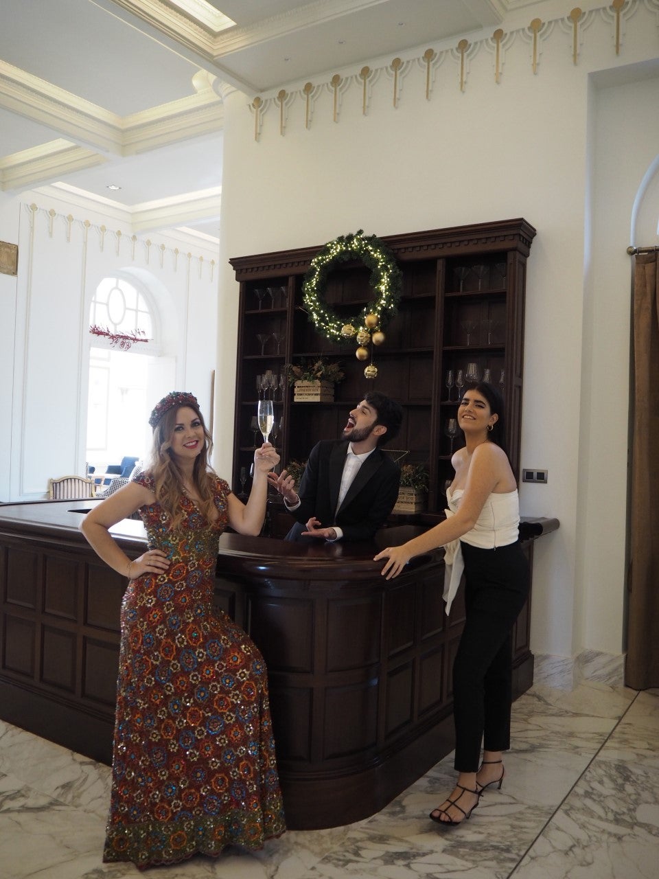 Los 'influencers' cántabros Carolina Brunelli, Laura González Quintana y Adrián Oslé posan en el Hotel Real con looks para vivir unas fiestas de lo más elegantes.