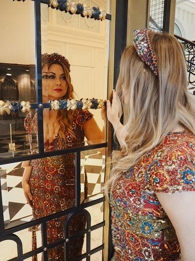 Los 'influencers' cántabros Carolina Brunelli, Laura González Quintana y Adrián Oslé posan en el Hotel Real con looks para vivir unas fiestas de lo más elegantes.