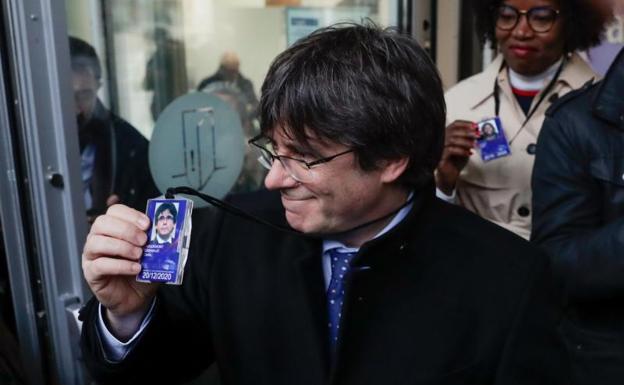 Puigdemont muestra una autorización para entrar en el Parlamento Europeo. 