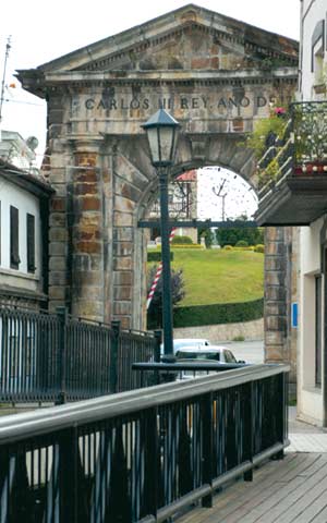 Portalada de Carlos III, en La Cavada.