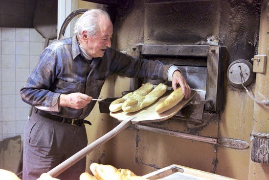 Trabajos tradicionales de elaboración de pan, que aún perviven en Arredondo.