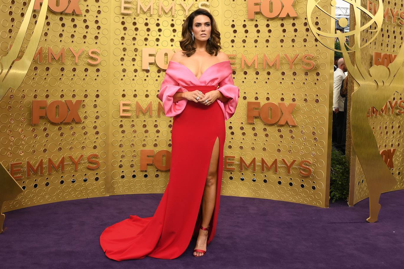 La actriz Mandy Moore deslumbró con su look en la gala de los Emmy 2019.