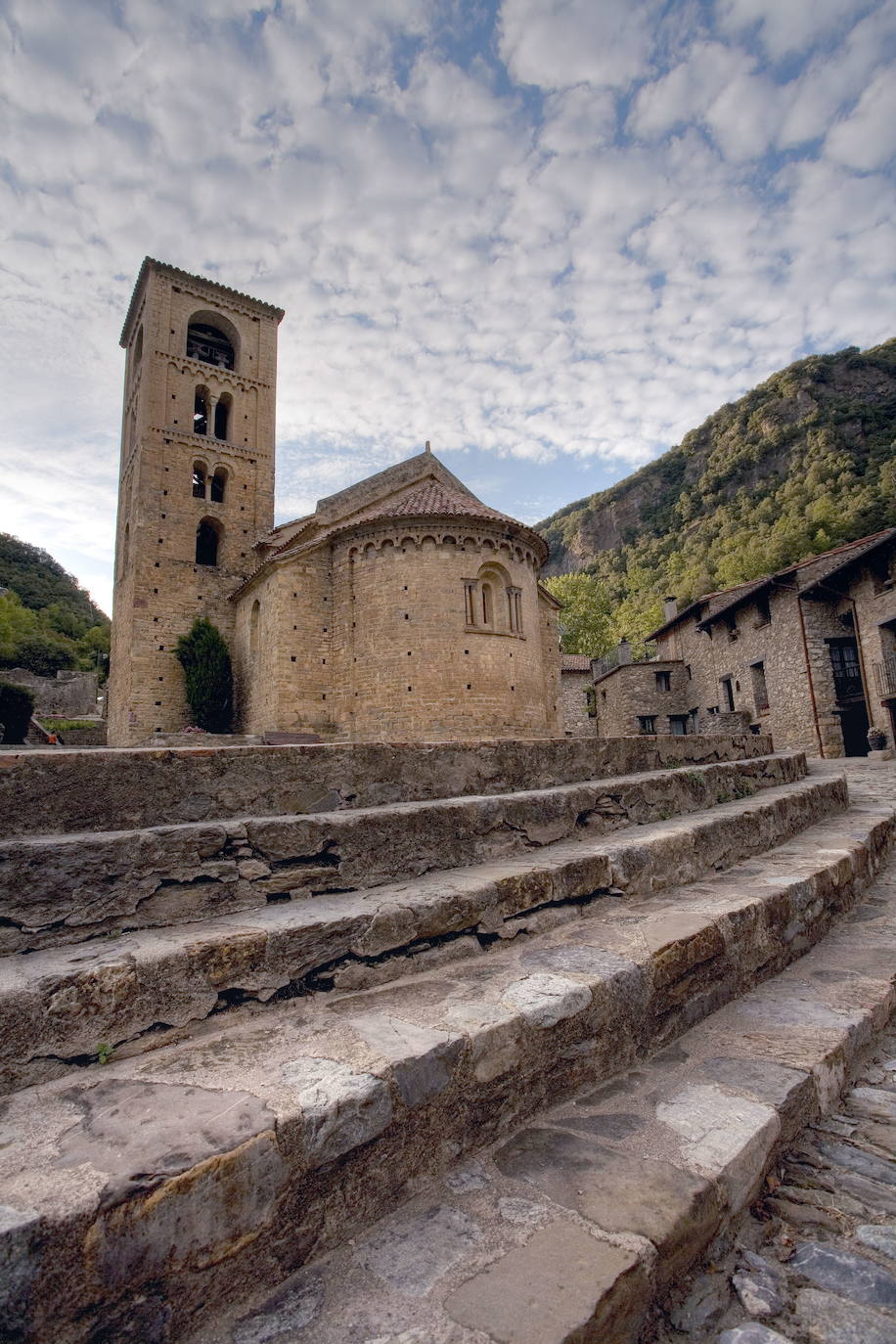 Evadirse entre montañas, en pueblecitos de piedra rodeados de paisajes de ensueño, es una manera idílica de disfrutar de las esperadas fechas navideñas