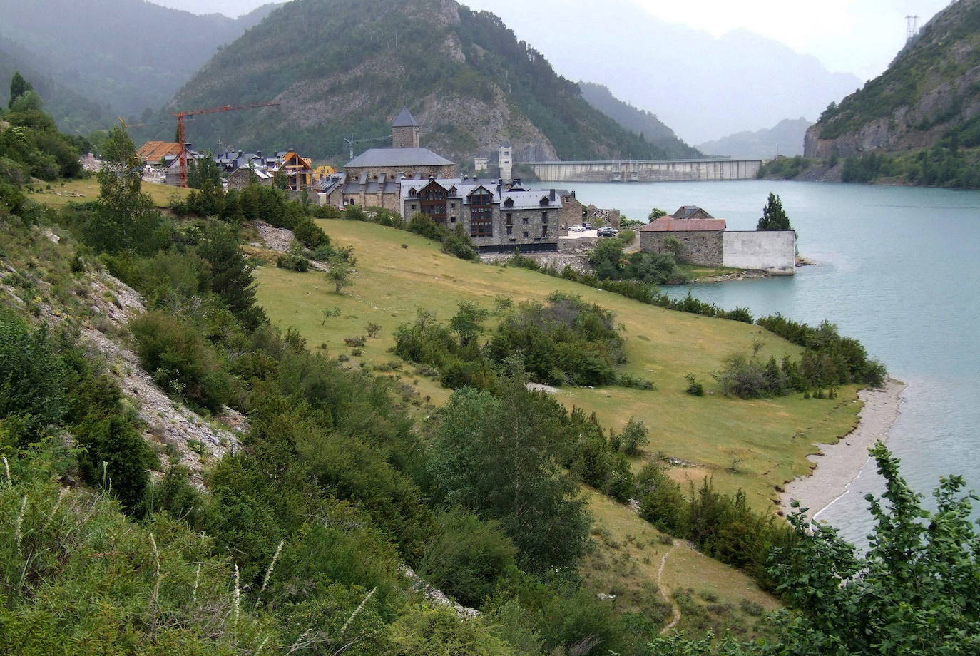 Evadirse entre montañas, en pueblecitos de piedra rodeados de paisajes de ensueño, es una manera idílica de disfrutar de las esperadas fechas navideñas