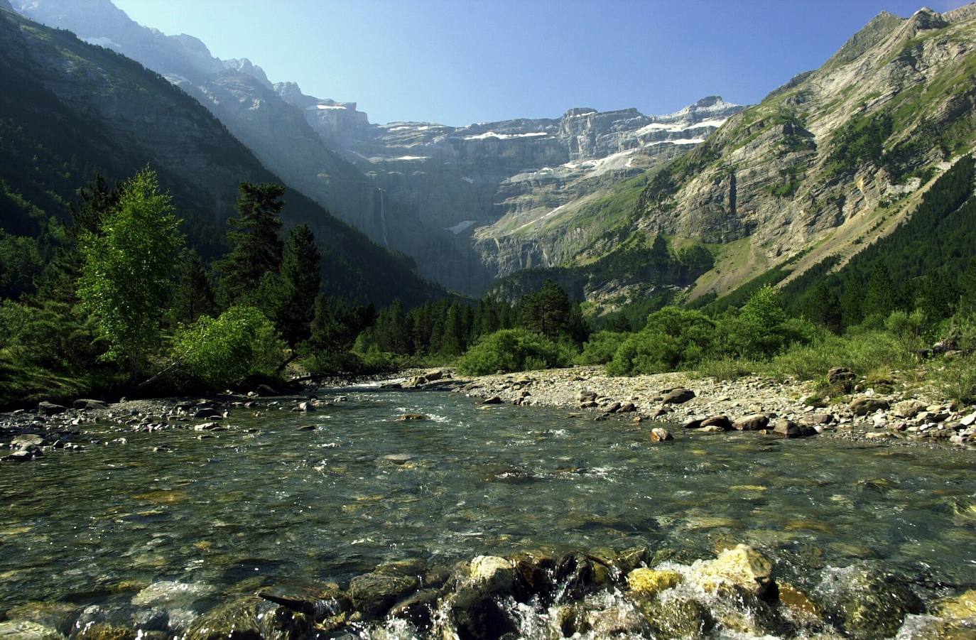 Evadirse entre montañas, en pueblecitos de piedra rodeados de paisajes de ensueño, es una manera idílica de disfrutar de las esperadas fechas navideñas