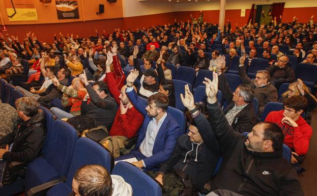 Momento de una de las votaciones, con Siro del Barrio levantando el brazo junto a otros socios