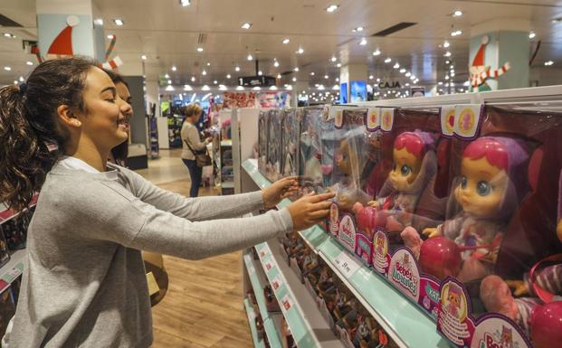 Imagen principal - Eligiendo Bebés Llorones, dinosaurios y Barbies para los Reyes Magos en El Corte Inglés.