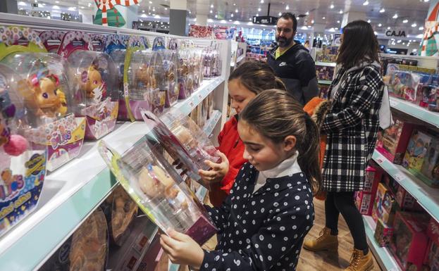 Laura y Paula, de 9 años, eligen su muñeca favorita The Bellies en una estantería repleta de estos bebés interactivos.