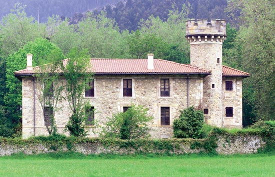 Ferrería de La Iseca del XVIII, con la torre de aspecto medieval contemporánea.