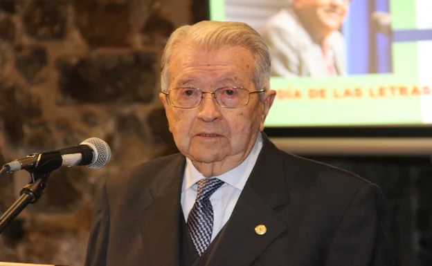 Ángel Sánchez de la Torre, el día que recibió la Estela de Oro de las Letras de Cantabria.