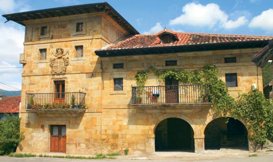 Imagen principal - Casa de Villanueva Pico, en La Edilla, construcción del siglo XVIII. Fachada del Museo de Cantería, en Cereceda. Plaza de Toros cuadrada, ubicada en El Cerro, cerca de la capital municipal.