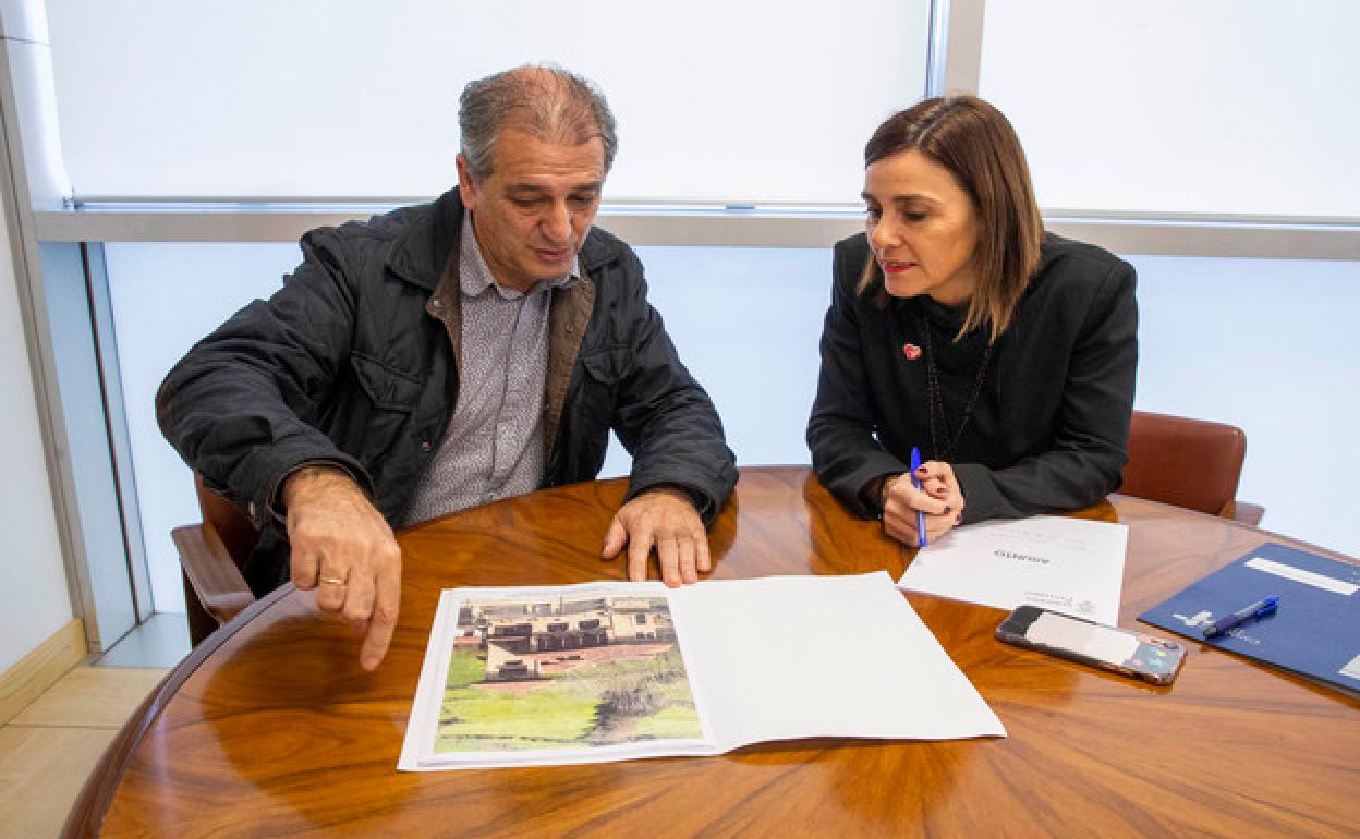 Jesús Cuevas enseña a la Consejera el edificio sede del Ayuntamiento en la localidad de Tama, que ha pedido reparar/ Fotografía: D.M.