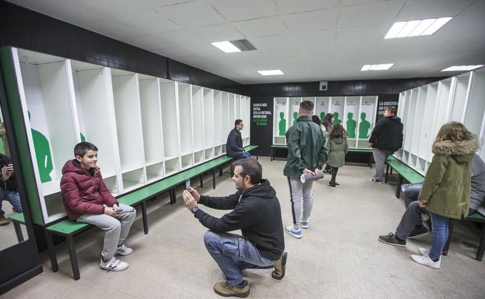 Aficionados toman fotografías en el vestuario del Racing.