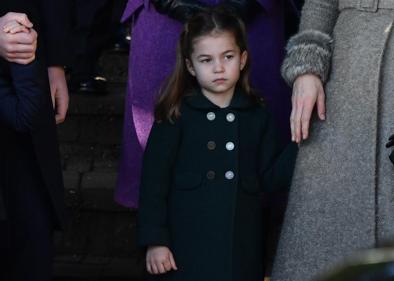 Imagen secundaria 1 - Arriba, Carlota de Cambridge con sus padres y su hermano. Abajo, distintas imágenes de la princesa. 