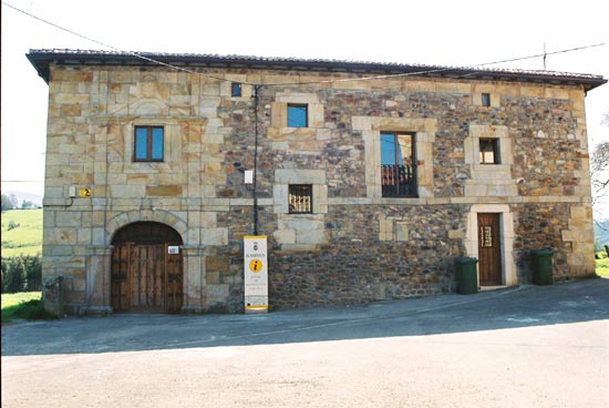 Imagen secundaria 1 - Casa de Villanueva Pico, en La Edilla, construcción del siglo XVIII. Fachada del Museo de Cantería, en Cereceda. Plaza de Toros cuadrada, ubicada en El Cerro, cerca de la capital municipal.