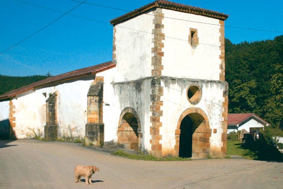 Imagen secundaria 1 - Exterior de la arruinada iglesia de Santa María. Iglesia de San Pedro, en el barrio de Mollinedo. Iglesia de El Pilar.