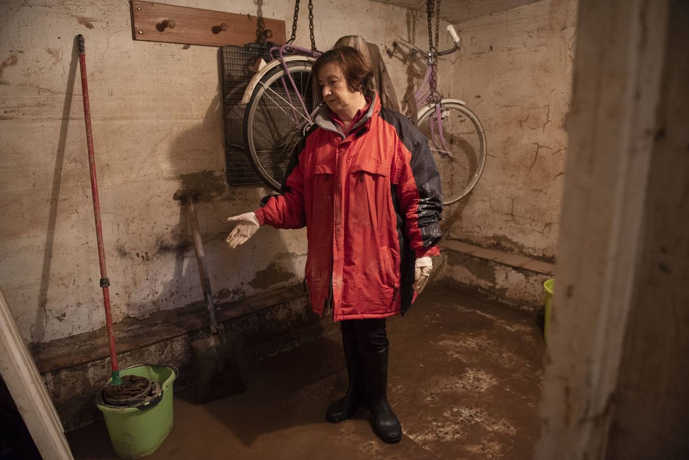 María Luisa López, Avenida La Naval: «Cada hora libre que tengo vengo a limpiar a casa de mi hermano. En esta zona de Reinosa parece que hubiera llegado la guerra»