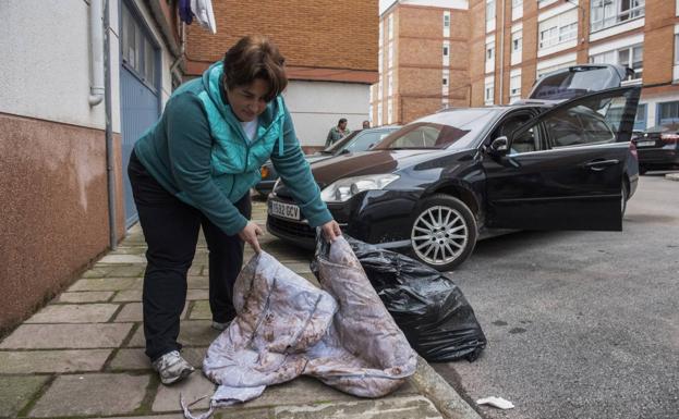 Patricia Riego, C/Merindad de Campoo: «La lavadora se atasca con tanto barro y hay tres días de espera en la lavandería. Me tengo que llevar todo al pueblo»