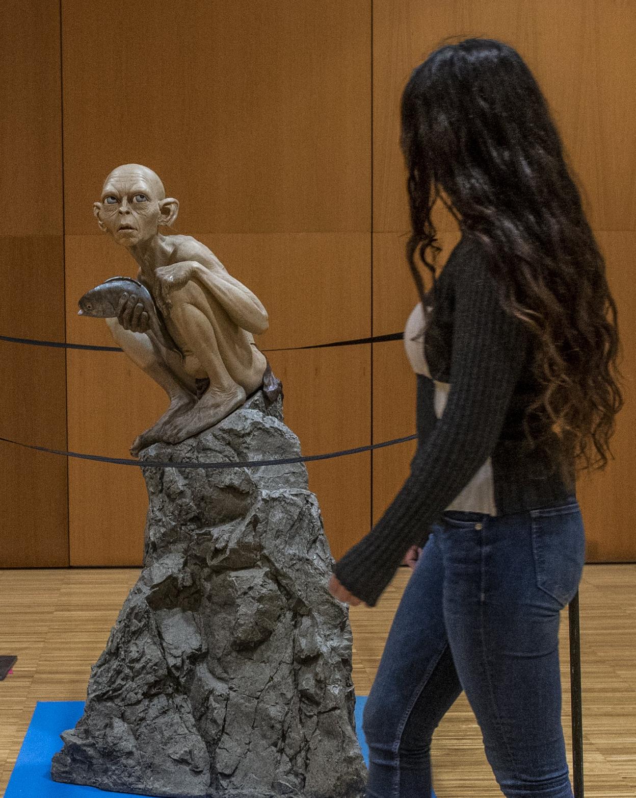 Una joven visita la muestra en el Palacio de Exposiciones. :: maría gil