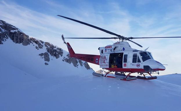 El helicóptero del Gobierno evacua a un montañero caído en Peña Vieja