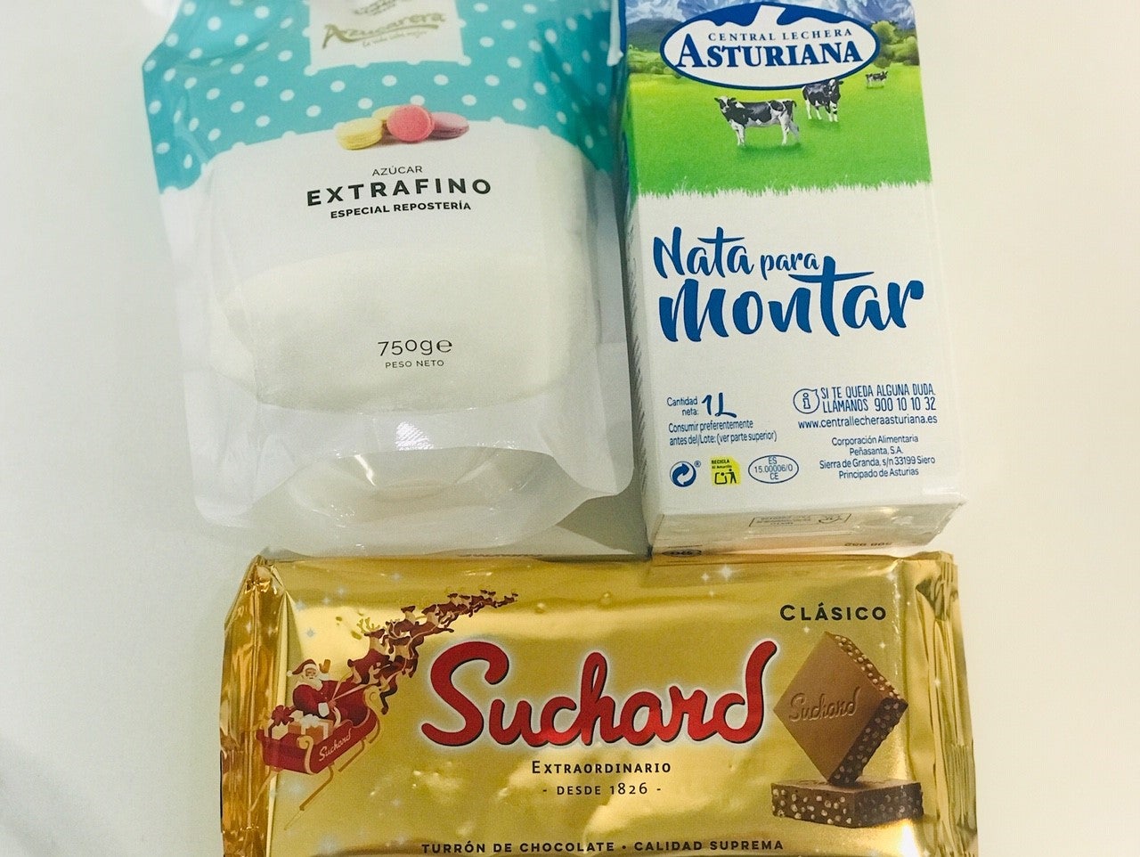 MILHOJAS DE CREPES DE TURRÓN. Ingredientes: Masa de crepes: 200 gramos de harina tamizada, 400 mililitros de leche, 2 Cucharadas de azúcar blanco (grano), una pizquita de sal, 4 huevos, 100 gramos de mantequilla derretida y enfriada. Relleno: Turrón de chocolate, nata para montar y azúcar glas. 